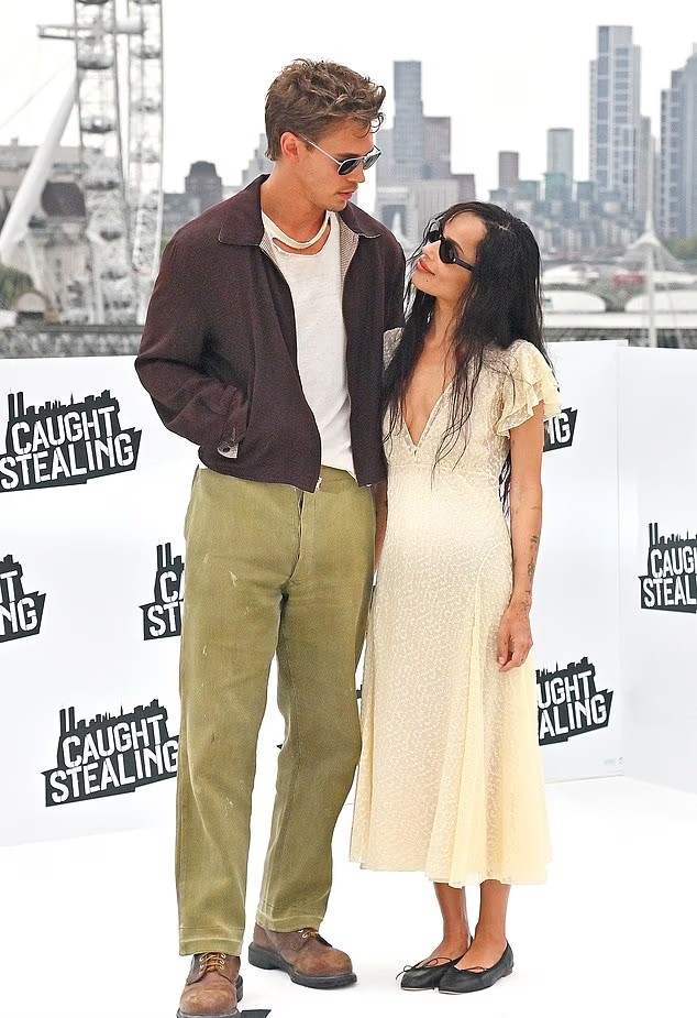 Zoe và tài tử Austin Butler trong buổi quảng bá phim ở Paris tuần này. Ảnh: Wire
