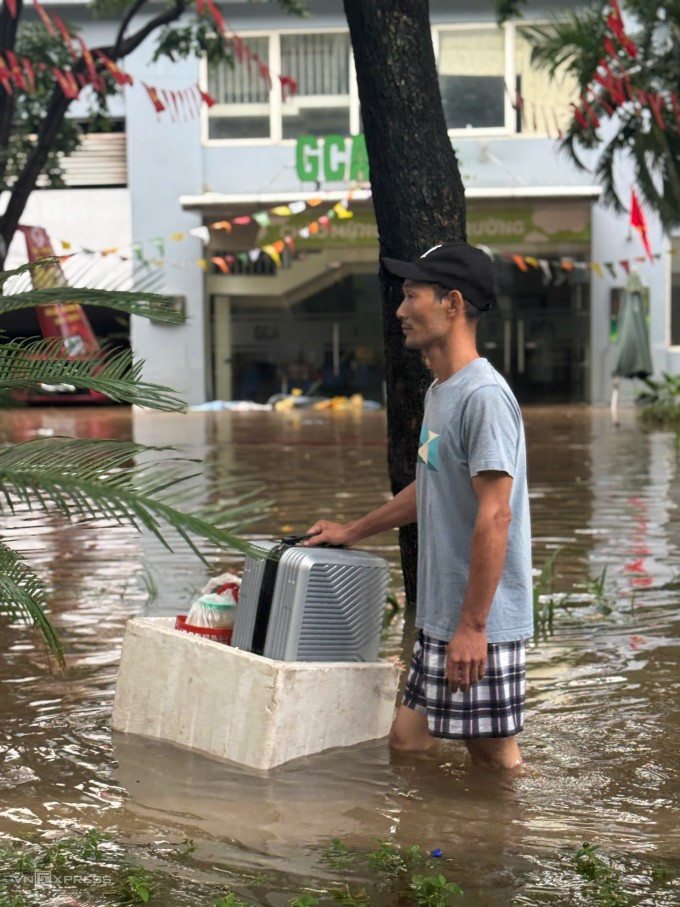 Người ngã, cây đổ, thuyền phao xuất hiện giữa phố ngập Hà Nội - 8