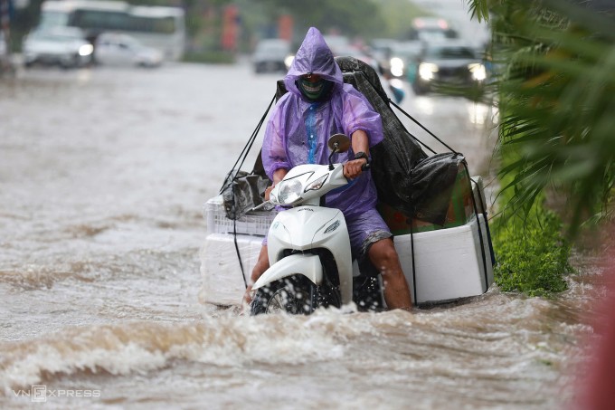 Người ngã, cây đổ, thuyền phao xuất hiện giữa phố ngập Hà Nội - 4