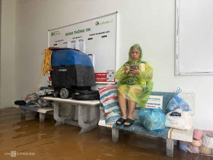 Người ngã, cây đổ, thuyền phao xuất hiện giữa phố ngập Hà Nội - 7