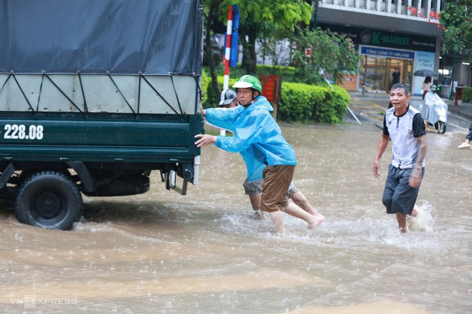 Người ngã, cây đổ, thuyền phao xuất hiện giữa phố ngập Hà Nội - 3