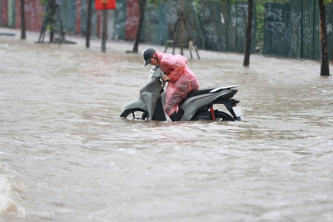 Người ngã, cây đổ, thuyền phao xuất hiện giữa phố ngập Hà Nội - 5