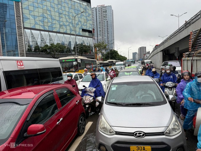 Người ngã, cây đổ, thuyền phao xuất hiện giữa phố ngập Hà Nội - 9