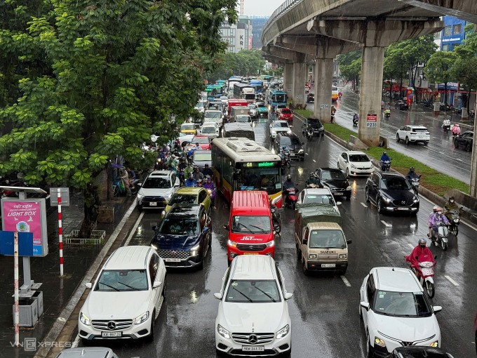 Người ngã, cây đổ, thuyền phao xuất hiện giữa phố ngập Hà Nội - 11