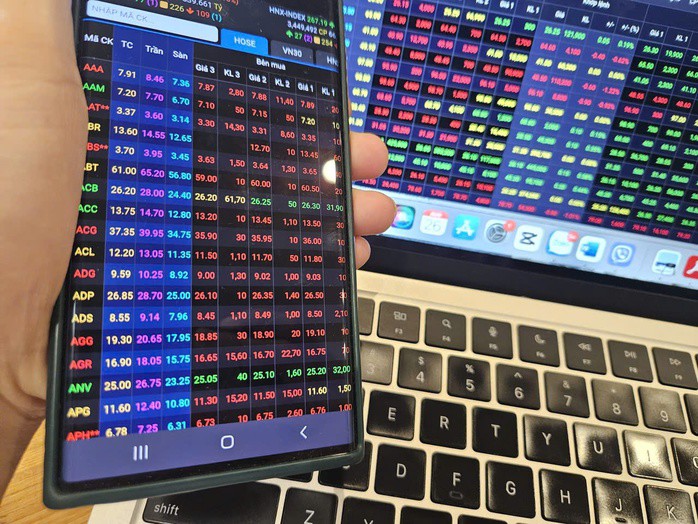 Thị trường chứng khoán tiếp tục đỏ rực khi vừa mở cửa phiên giao dịch sáng nay