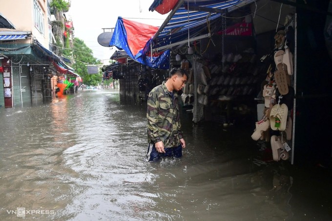 Mưa ngập hơn 1 m khu vực chợ Xanh, phố Phan Văn Trường, phường Cầu Giấy. Ảnh:Thanh Tùng