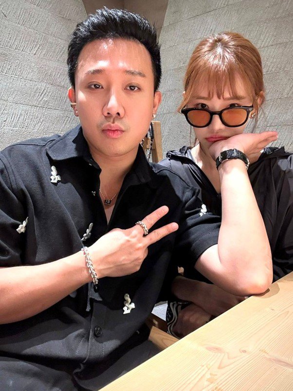 Trấn Thành và Hari Won từ lâu đã trở thành cặp đôi "hot" nhất nhì làng giải trí Việt. (Ảnh: FBNV).