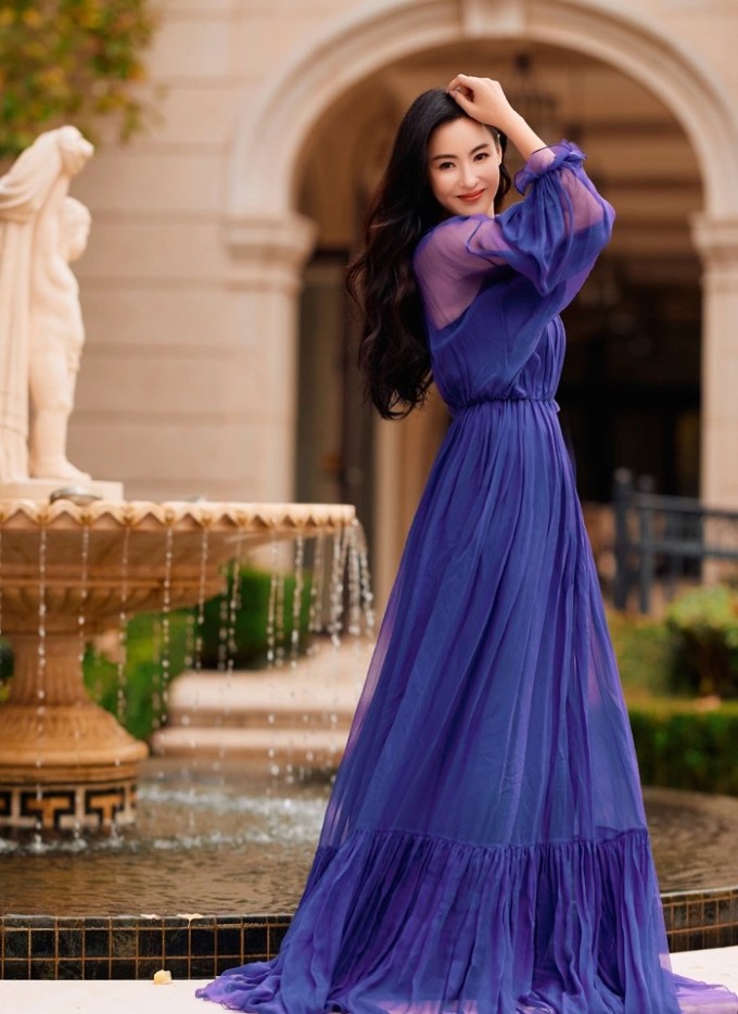 Trương Bá Chi tuổi tứ tuần, cô nổi tiếng với các phim "Hỷ kịch chi vương", "Sư tử Hà Đông", "Mèo yêu phải chuột", "Tinh nguyện", "Vô cực". Ảnh: Sina