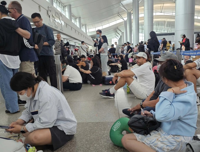 Khách ùn ứ tại sân bay do lỗi đường truyền xuất cảnh. Ảnh: Hành khách cung cấp