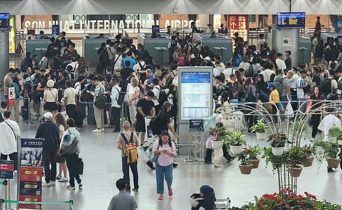 Đến chiều 26/8, khách vẫn tập trung đông ở khu vực làm thủ tục xuất cảnh sân bay. Ảnh: Đình Văn