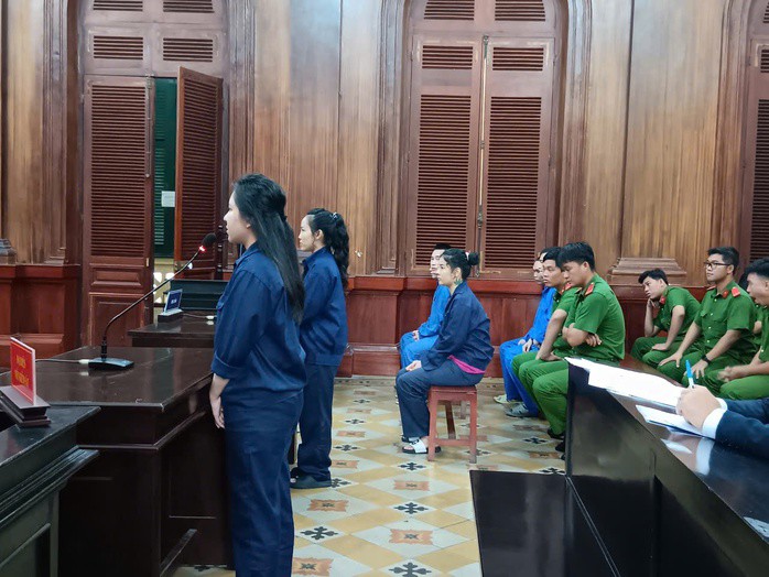 Nhóm bị cáo tại toà