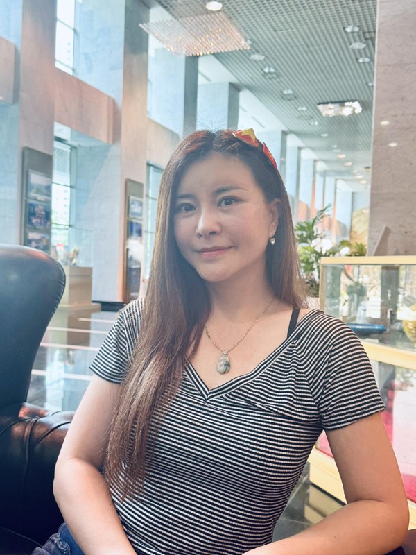 Thời gian gần đây, trên tài khoản Tiktok của mình, NSƯT Kim Oanh đã công khai việc đi Hàn Quốc để "tân trang" nhan sắc. Chị quyết định "dao kéo" hạ mũi để tính tình mềm mại hơn. Trong bài đăng, Kim Oanh còn gửi lời cảm ơn tới khán giả đã quan tâm và yêu thương.