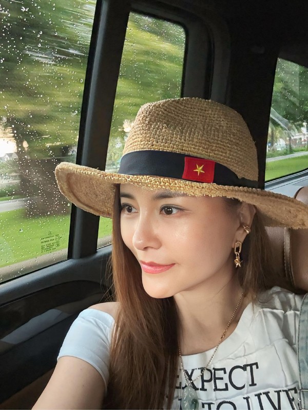 NSƯT Kim Oanh khiến khán giả cảm thấy khác lạ với gương mặt mới được tân trang của chị. Trước những tiếc nuối của mọi người, nữ nghệ sĩ lên tiếng: "Tớ đồng ý với cả nhà là ngày xưa tớ xinh thật đấy, tớ cũng công nhận là tớ có nét riêng không lẫn vào ai cả. Nhưng… bao giờ, bao giờ cho đến ngày xưa?".