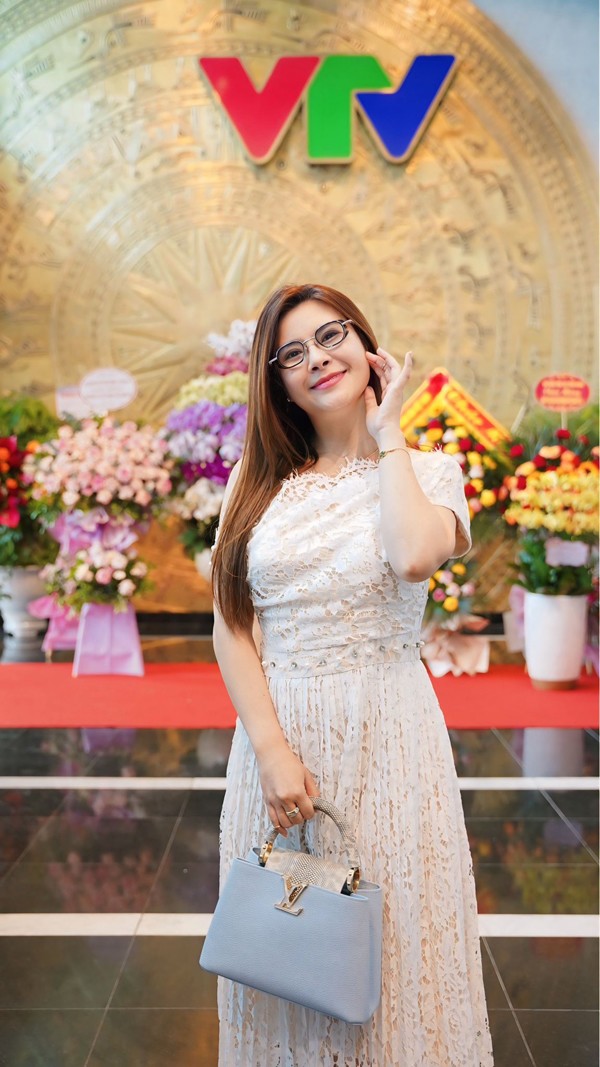 Trước khi sang Hàn tân trang nhan sắc, NSƯT Kim Oanh được nhận xét có vẻ đẹp cá tính và rất mặn mà.