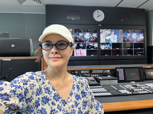 Chị có gương mặt cân đối, hài hòa cùng làn da trắng trẻo.