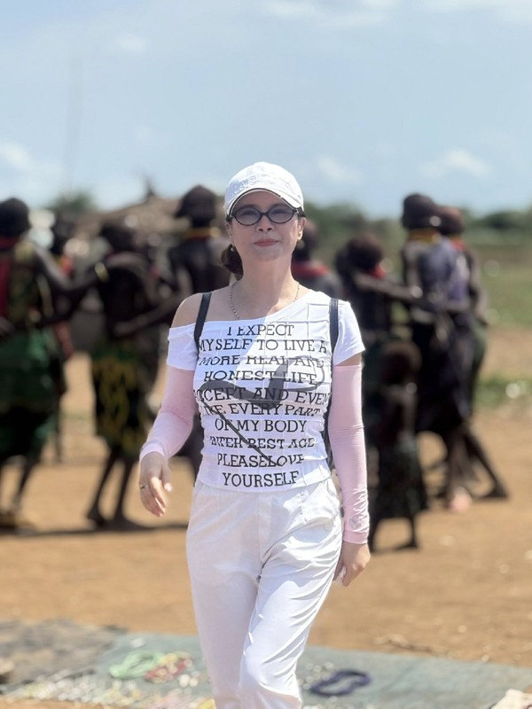 Rõ ràng, ở tuổi U50 như Kim Oanh sẽ không dễ gì để có thể giữ được làn da không chút khuyết điểm.