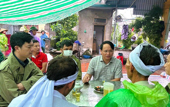 Chính quyền xã Thiệu Hóa, tỉnh Thanh Hóa tới thăm hỏi, động viên gia đình có 2 bà cháu bị điện giật tử vong chiều 25-8