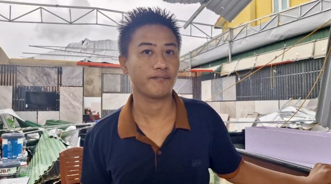 Nguyễn Văn Đạo bần thần đứng trước cửa hàng tan hoang. Ảnh: Đức Hùng