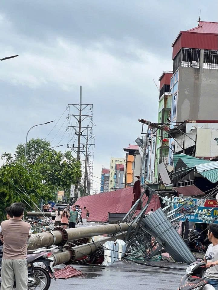 Nhiều cột điện bị gãy đổ.