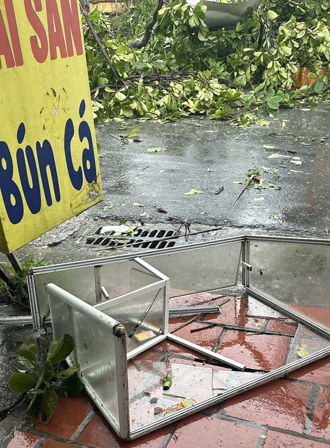 Vòi rồng cuốn đổ cây, đồ đạc ở Mê Linh. Ảnh: Nguyễn Linh