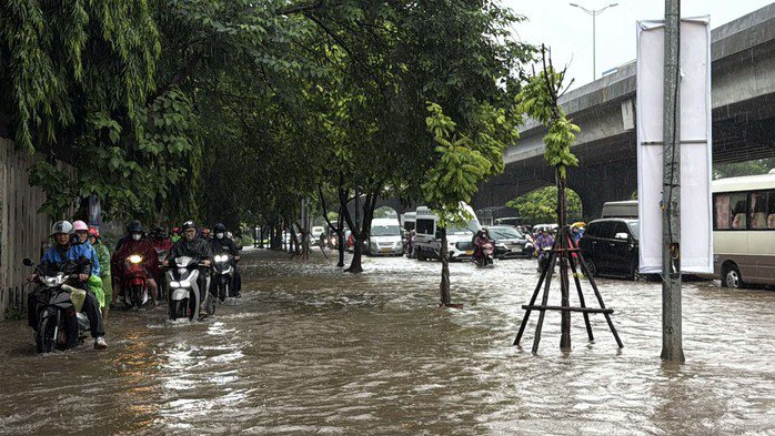Nhiều tuyến phố ở Hà Nội ngập sâu trong ngày 26-8