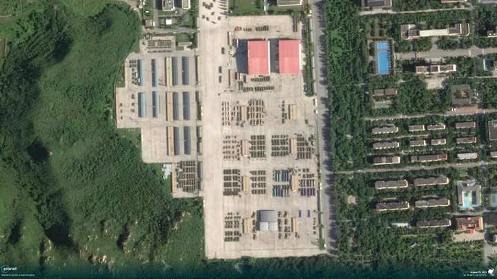 Hình ảnh vệ tinh chụp ngày 25/8 cho thấy trang thiết bị quân sự tập kết tại vùng ngoại ô thủ đô Bắc Kinh. Ảnh: Planet Labs