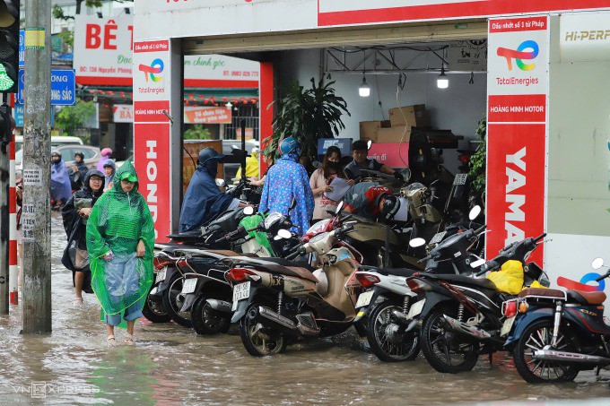 Phố Trần Quốc Hoàn ngập sâu hơn 50cm, nhiều xe chết máy xếp hàng dài chờ sửa. Ảnh: Võ Thạnh