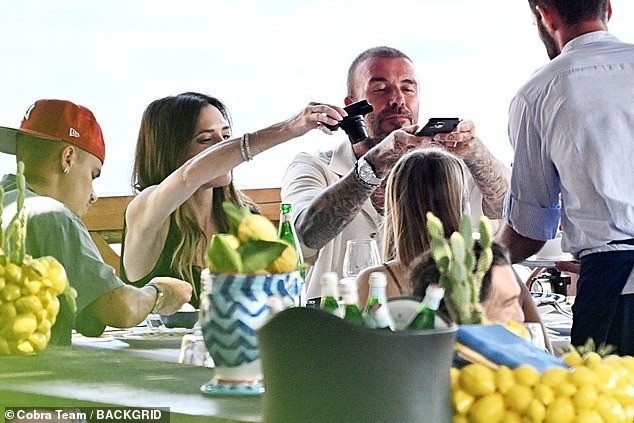 Ngày 24/8, Daily Mail chia sẻ loạt ảnh về kỳ nghỉ của gia đình Beckham ở Nerano (Italy). Trong ảnh, họ dùng bữa tại nhà hàng ven biển Lo Scoglio. Ngoại trừ Brooklyn Beckham và Nicola Peltz, tất cả thành viên đều có mặt.