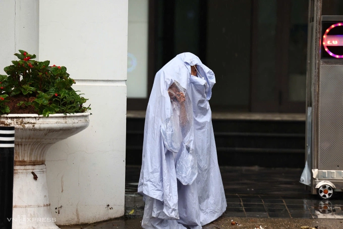 Người ngã, cây đổ, thuyền phao xuất hiện giữa phố ngập Hà Nội - 56