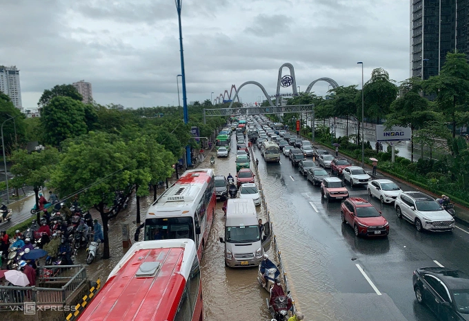 Dòng xe ùn tắc kéo dài. Ảnh: Trần Huấn