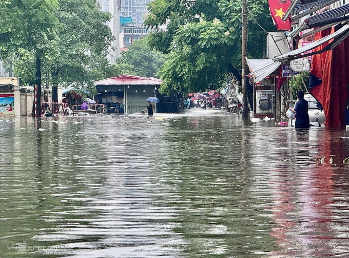 Chợ Nhà Xanh bị ngập nước. Ảnh: Anh Phú