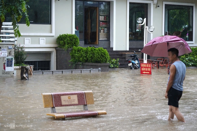 Người dân làm rào chắn để ngăn nước và rác vào nhà. Ảnh: Lưu Quý