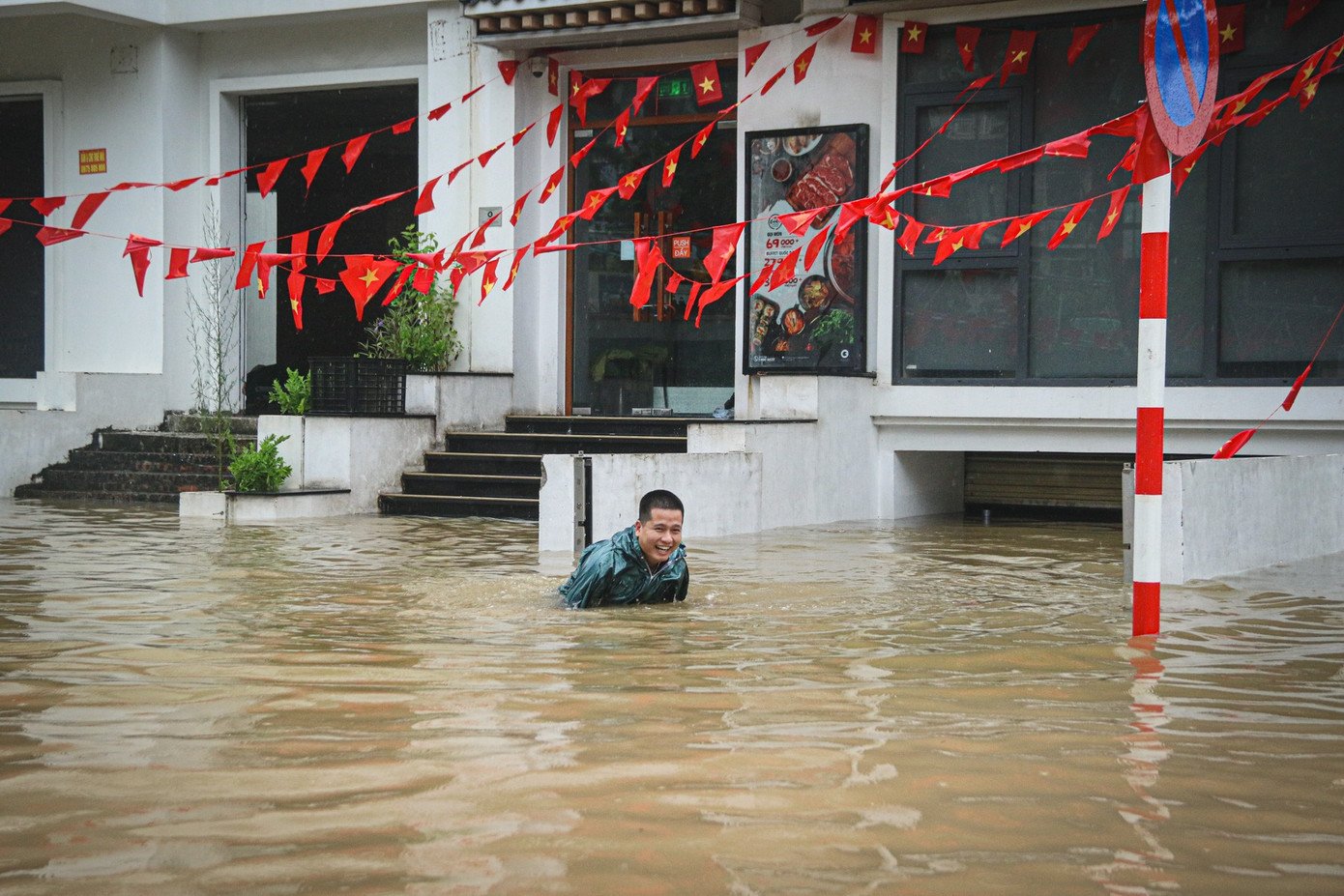 &#39;Ốc đảo triệu đô&#39; ngập sâu, người dân bỏ xe, vật vã lội nước đi làm - 6