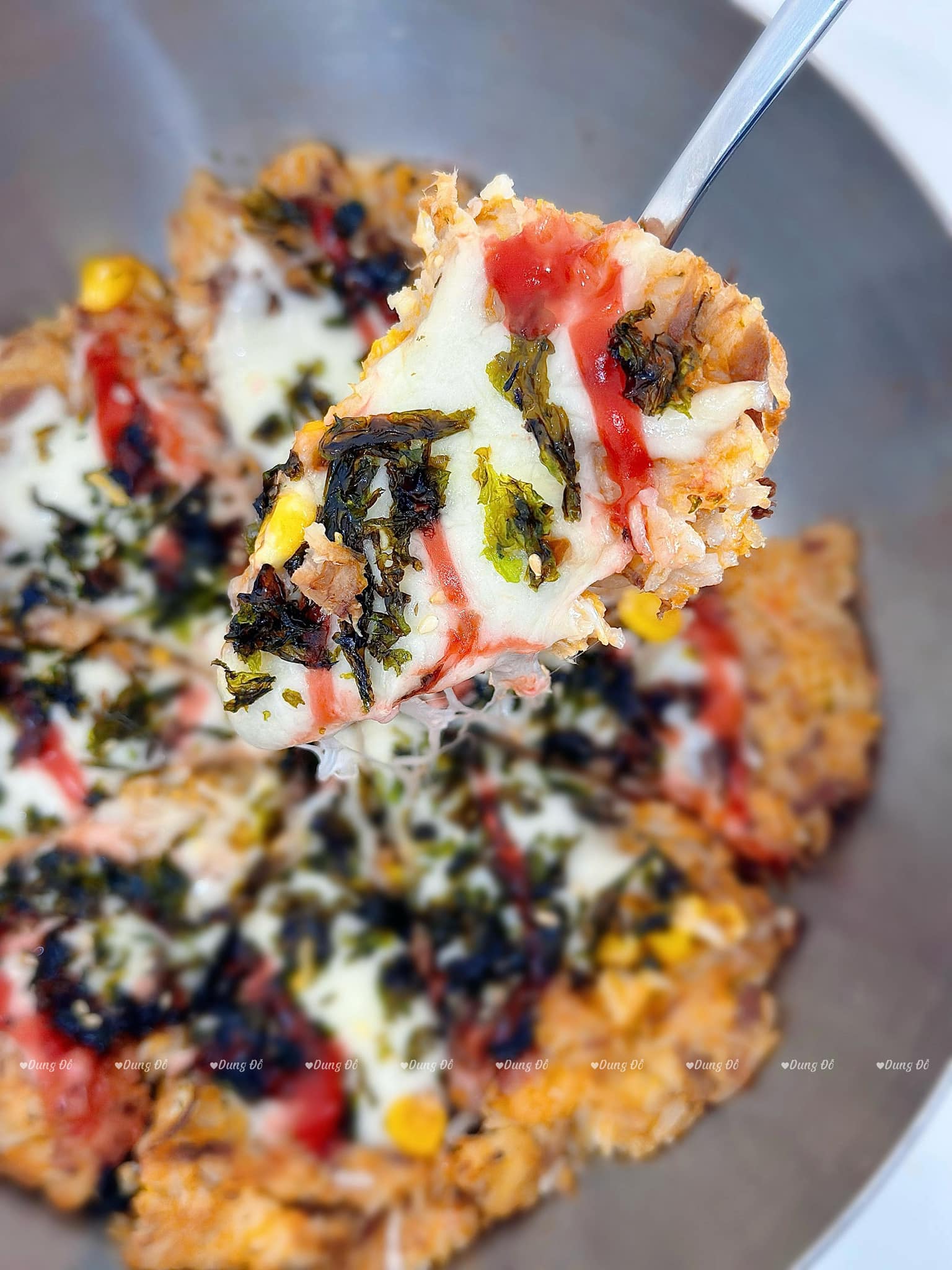Pizza cơm cá ngừ làm cách này vừa ngon lại giàu dinh dưỡng, đảm bảo em bé nào cũng mê tít.
