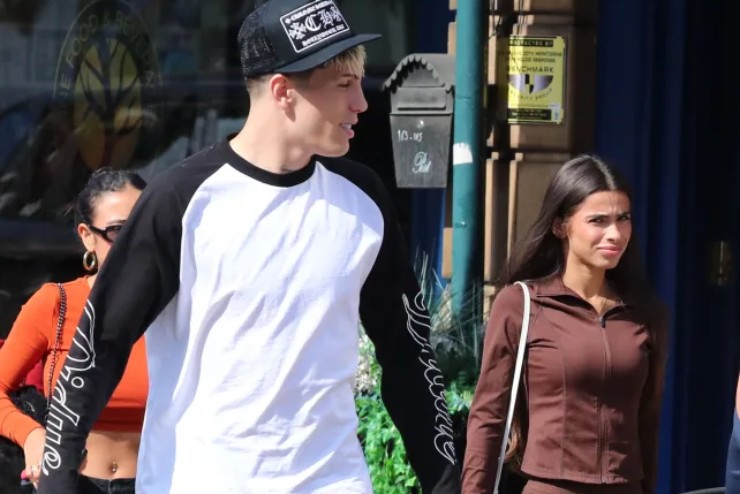 Garnacho bị bắt gặp khi đi dạo phố với hai cô gái lạ