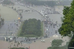 Tin tức trong ngày - Giao thông Hà Nội hỗn loạn sau mưa lớn