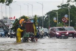 Tin tức trong ngày - Chiếc xe tang ngập sâu trong nước và cảnh tượng khó tin ở Hà Nội sáng nay