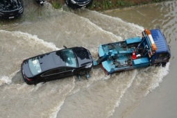 Tin tức trong ngày - Hàng loạt ôtô chết máy, chờ cứu hộ trên đường Hà Nội