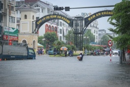 Tin tức trong ngày - 'Ốc đảo triệu đô' ngập sâu, người dân bỏ xe, vật vã lội nước đi làm