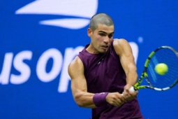 Alcaraz "xuống tóc" gây ngỡ ngàng US Open, lập kỳ tích sánh ngang Nadal