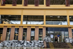 Hàng chục nghìn tấm ốp trần bệnh viện vừa khánh thành bị bão giật bay tả tơi