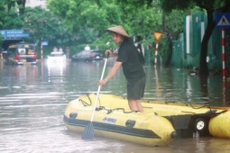 Tin tức trong ngày - Người ngã, cây đổ, thuyền phao xuất hiện giữa phố ngập Hà Nội