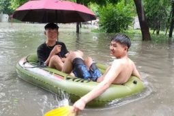 Tin tức trong ngày - Hà Nội: Phố thành sông, có người dùng phao bơi trên đường