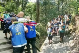 Thị trường - Tiêu dùng - Nặng trăm cân nhưng muốn leo núi, du khách chi 79 triệu thuê 9 người khiêng lên