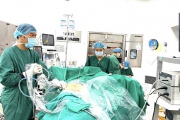 Mổ cắt bàng quang, người đàn ông "để quên" ống thông suốt 2 năm