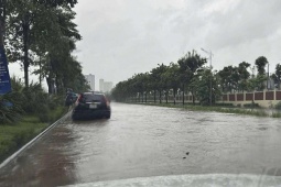 Thị trường - Tiêu dùng - Chi 2,5 triệu đồng để kéo xe cho quãng đường 4km trong ngày Hà Nội ngập lụt