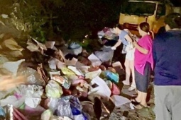 Kinh doanh - Cụ bà vứt nhầm kỷ vật quý, nhân viên vệ sinh lục tung cả đống rác tìm hộ