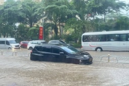 Tin tức trong ngày - Danh sách các điểm ngập sâu ở Hà Nội không thể đi qua trong sáng 26/8