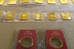 Kinh doanh - Giá vàng miếng SJC chạm mốc 130 triệu đồng, nhiều người "chóng mặt"