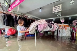 Bạn trẻ - Cuộc sống - Người dân Hà Nội vật lộn chống ngập